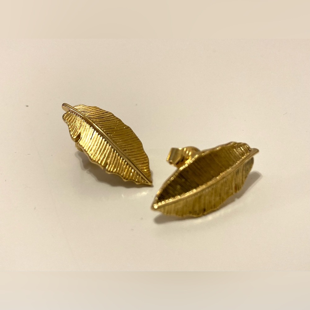 Vintage Trifoli gold colored clip-on leaf earrings - Picture 1 of 6